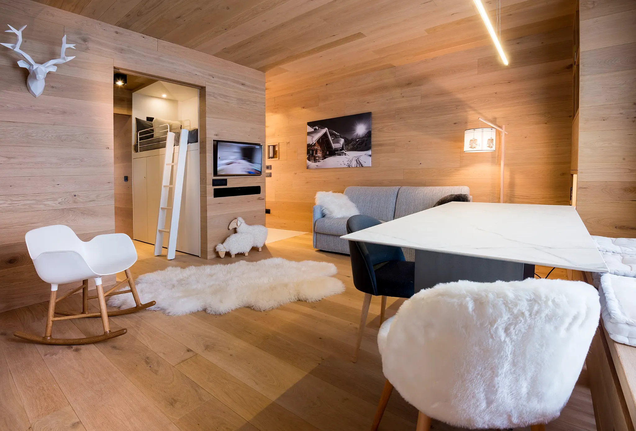 Soggiorno con boiserie in rovere naturale e arredi contemporanei